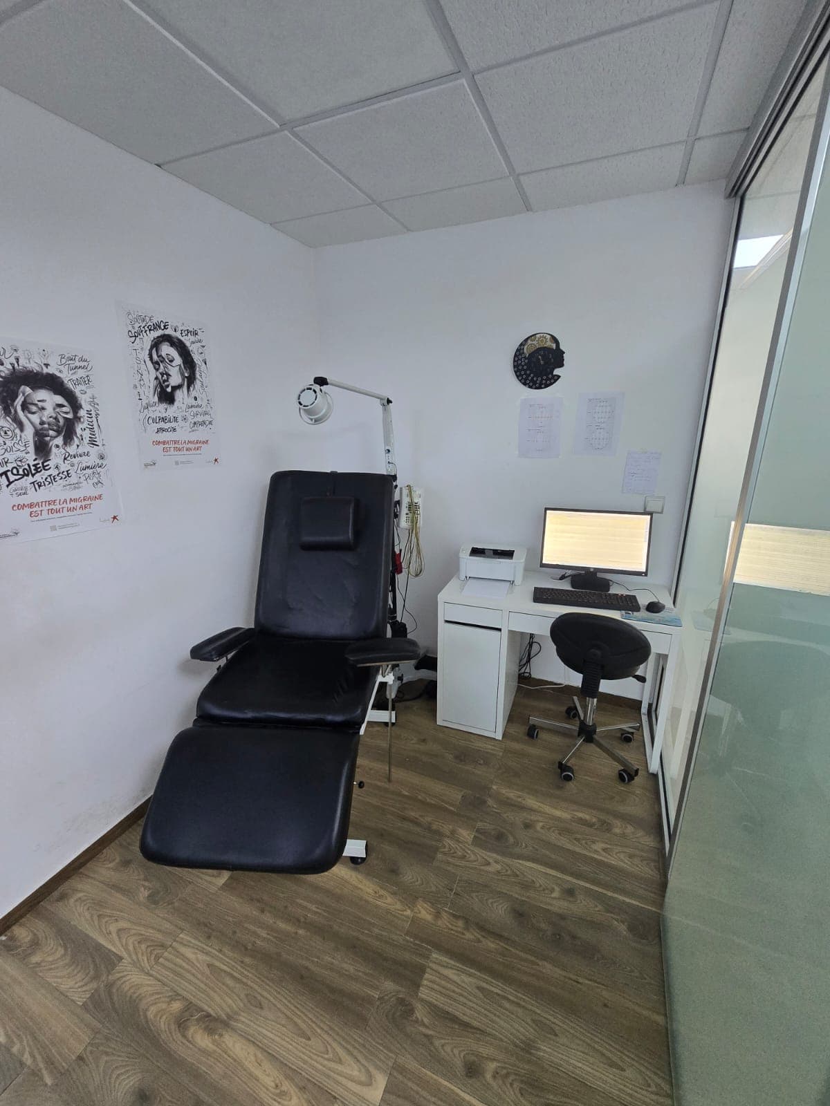 Salle EEG - fauteuil d'examen, equipement electroencephalographe, posters migraine